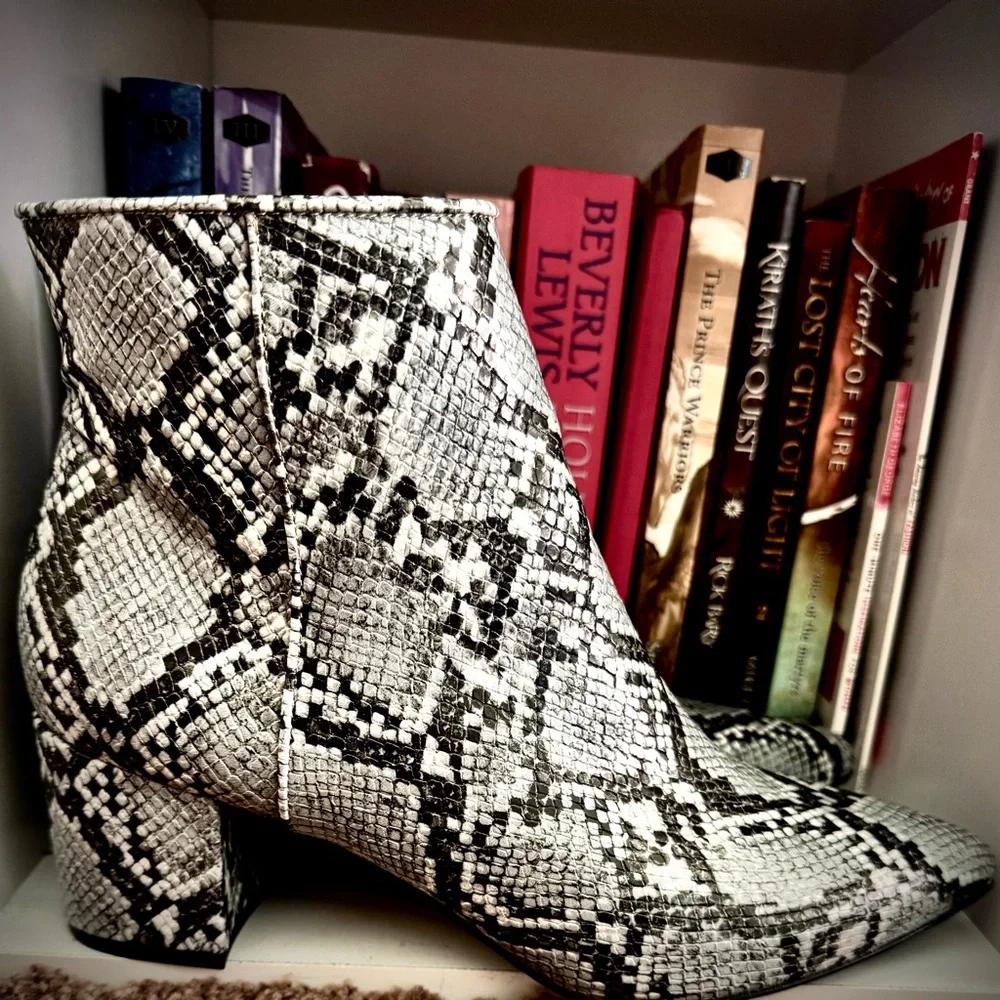 Steve Madden Banner Snakeskin Boots Booties Block Heel 2.5 Inches 8.5 NEW - Picture 2 of 10